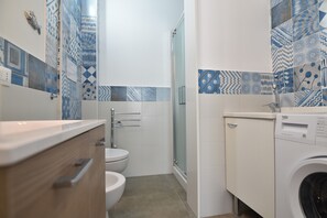 Studio (Allnatt) | Bathroom | Shower, rainfall showerhead, free toiletries, hair dryer - The three diamonds of Marina di Ragusa (Ragusa)