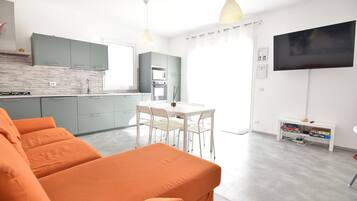 Apartemen, 3 kamar tidur | Ruang keluarga | TV layar datar