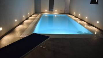 Kolam renang outdoor dan sebuah kolam renang air hangat