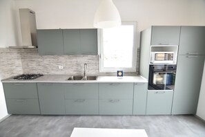 Refrigerador con freezer, microondas, horno, placa de cocina