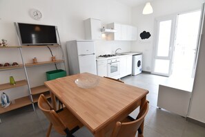 Apartment, 2 Bedrooms (Santa) | Private kitchen | Full-sized fridge, oven, stovetop, cookware/dishes/utensils - Casa del mar (Ragusa)
