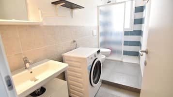 Apartment, 2 Bedrooms (Barbara) | Bilik Mandi | Pancuran mandi, pengering rambut, bidet, tuala disediakan