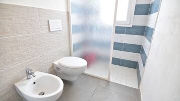 Apartment, 2 Bedrooms (Barbara) | Bilik Mandi | Pancuran mandi, pengering rambut, bidet, tuala disediakan