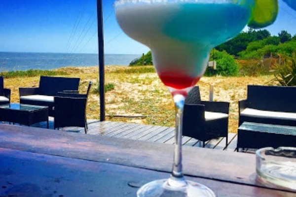 Bar junto a la piscina