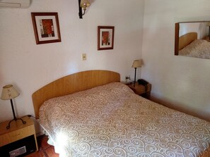 Down comforters, pillowtop beds, in-room safe, desk - El Descubrimiento Resort Club (Guazuvira)