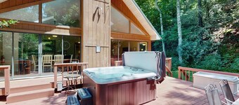 広大なデッキ、専用ホットタブ、無料WiFiを備えたウォーターフロントの山小屋!