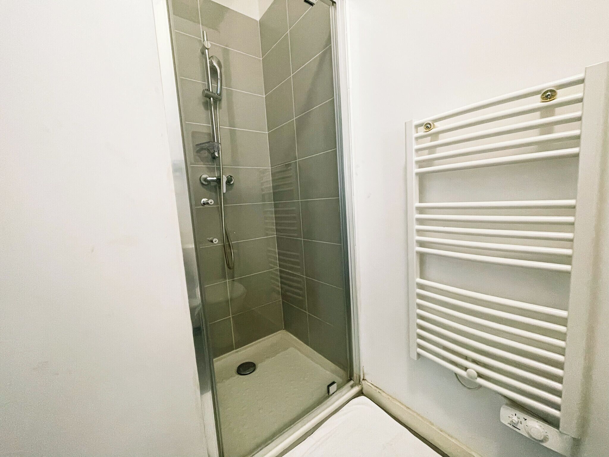 Ducha, artículos de tocador gratuitos, toallas