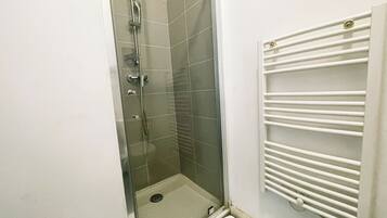 Ducha, artículos de tocador gratuitos, toallas