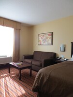 Escritorio, espacio para trabajar con laptop y cortinas blackout 