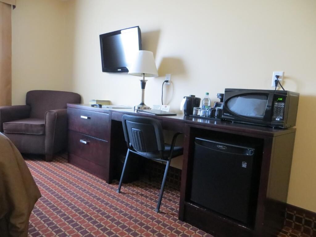 standard single room, 1 king bed, city view (king room - disability access) | living area | 32-inch lcd tv with cable channels, tv