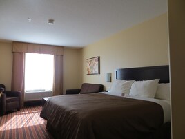 Escritorio, espacio para trabajar con laptop y cortinas blackout 