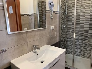Chambre Triple Confort, 1 chambre, balcon, vue partielle sur la mer | Salle de bain