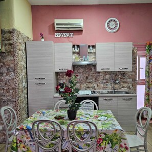 Fridge, microwave, oven, stovetop - In the Shadow of Porta Nuova (palermo)