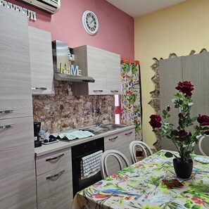 Fridge, microwave, oven, stovetop - In the Shadow of Porta Nuova (palermo)