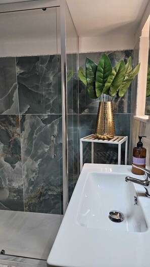 Doccia, asciugacapelli, bidet, asciugamani