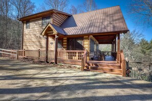 Exterior - Spacious cabin with mountain views, private hot tub, & game room (Mineral Bluff)