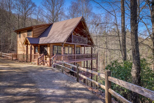 Exterior - Spacious cabin with mountain views, private hot tub, & game room (Mineral Bluff)