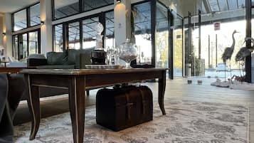 Een 32-inch flatscreentelevisie met satellietzenders en televisie