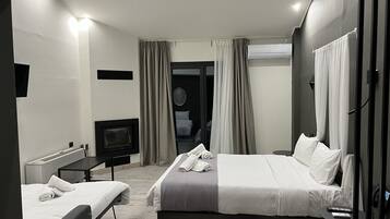 Skrivbord, mörkläggningsgardiner och strykjärn/strykbräda