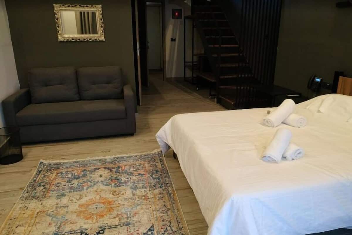 Escritorio, cortinas blackout y tabla de planchar con plancha