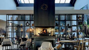 Televisión de pantalla plana de 32 pulgadas con canales vía satélite