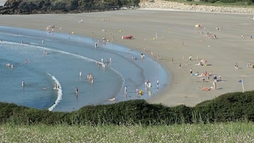 En la playa y playa de arena blanca