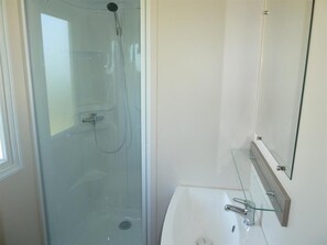 Mobile Home (Super Domino) | Bathroom | Shower, towels - Camping de l'Iroise (Plomodiern)