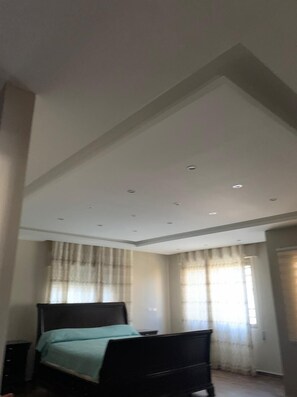 5 bedrooms, in-room safe, bed sheets