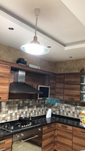 Refrigerador, microondas, parrilla de estufa y tetera eléctrica 