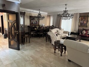 Smart TV - Modern 500 sqm Villa - Strategically located over Airport highway - Family  (Amman)