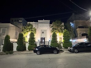 Exterior - Modern 500 sqm Villa - Strategically located over Airport highway - Family  (Amman)