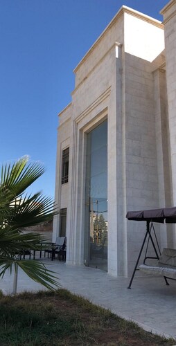 Modern 500 sqm Villa - Strategically located over Airport highway - Family 