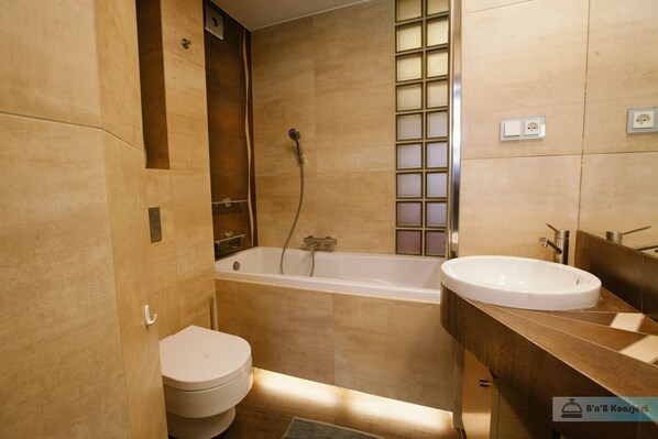 Apartment | Bathroom | Bathtub, free toiletries, hair dryer, towels