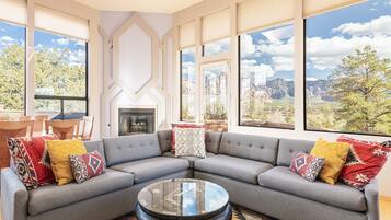 Smart TV, fireplace