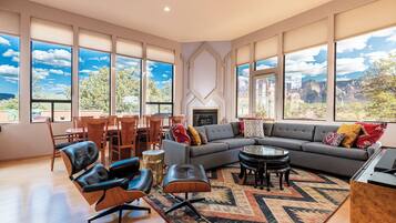 Smart TV, fireplace