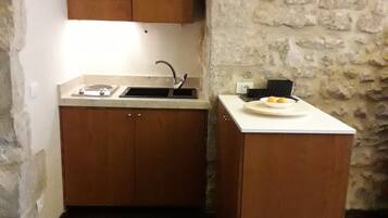 Herdplatte, Toaster, Kochgeschirr/Geschirr/Besteck, Esstisch