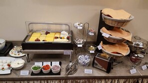 Buffet déjeuner gratuit tous les jours
