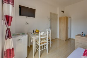 1 habitación, tabla de planchar con plancha, wifi gratis y ropa de cama 