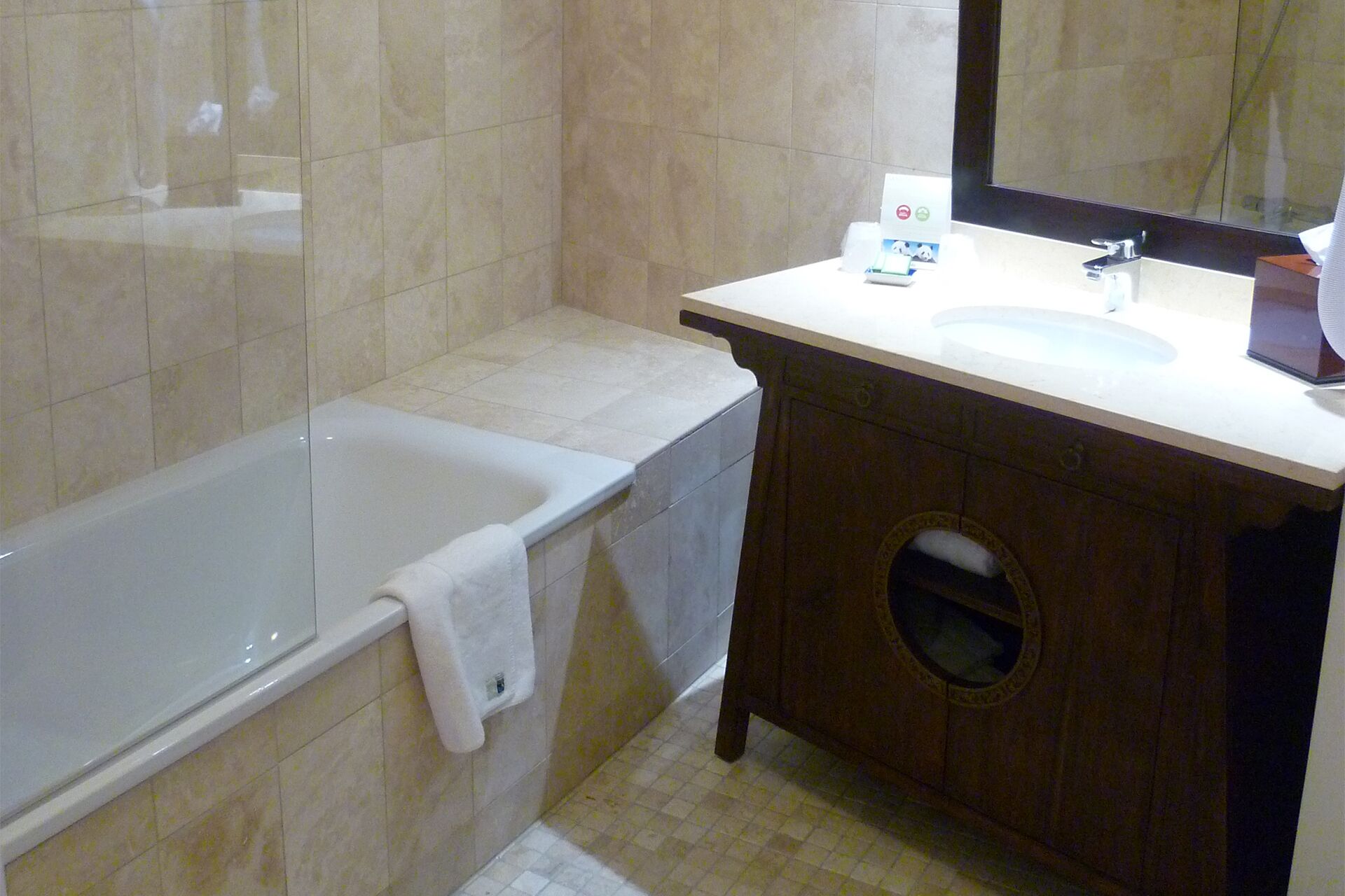 Une salle de bain équipée d’une baignoire, d’un lavabo et d’un meuble-lavabo avec un miroir.