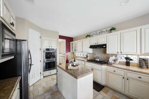 冰箱、微波炉、烤箱、炉灶