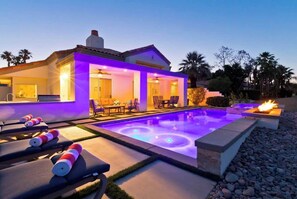 A modern house with a swimming pool, outdoor seating, and a fire feature. - Casa Havana  Stunning Views Pool Spa PGA West 4br (La Quinta)