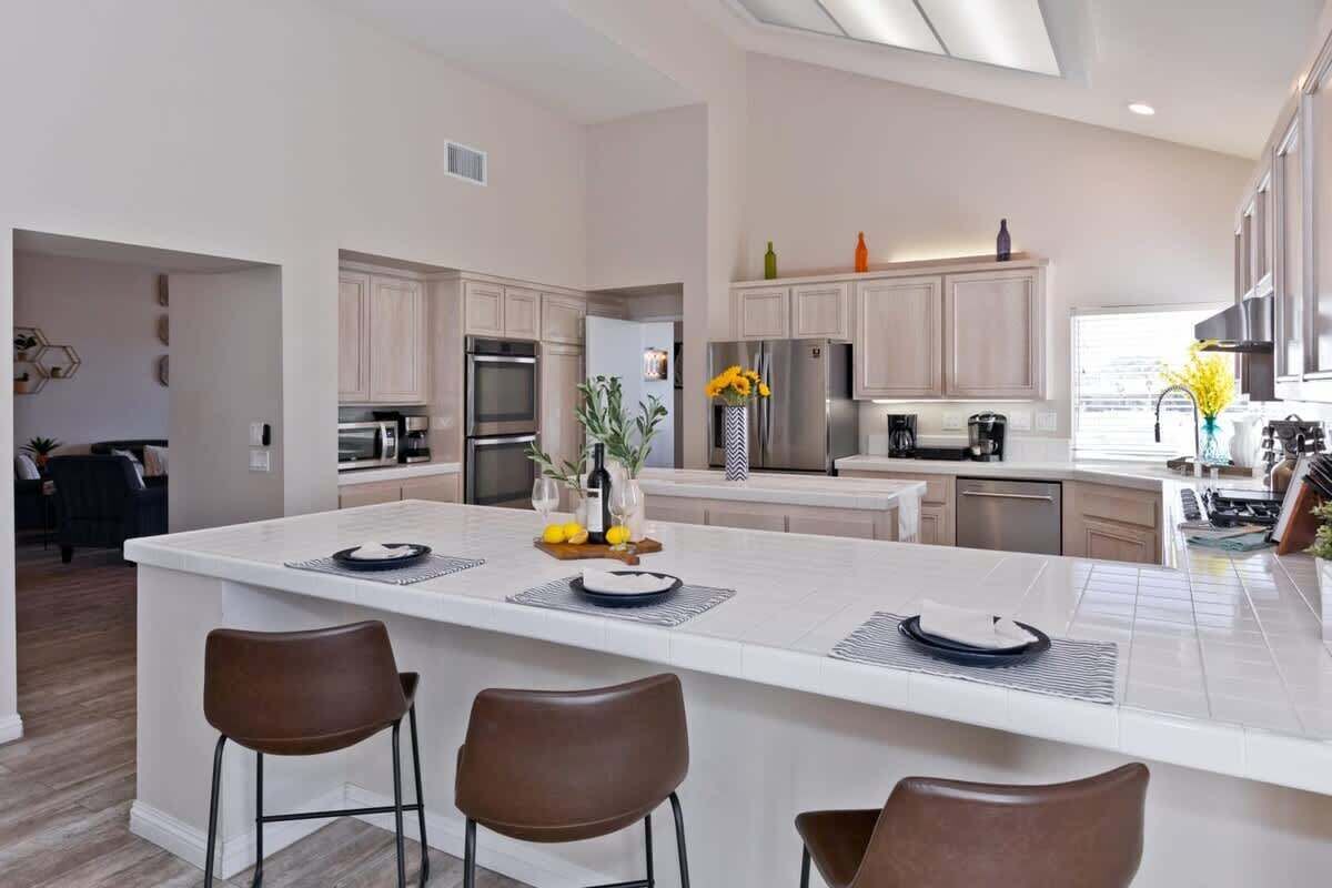 Kylskåp, mikrovågsugn, ugn och spishäll