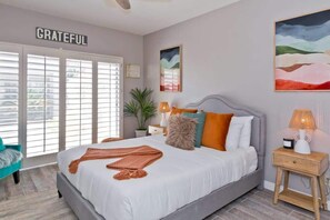 4 habitaciones, escritorio y tabla de planchar con plancha 