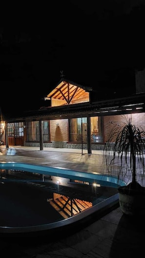 Fassade der Unterkunft – Abend/Nacht