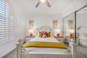 3 quartos, escrivaninha, ferros/tábuas de passar roupa, berço de viagem