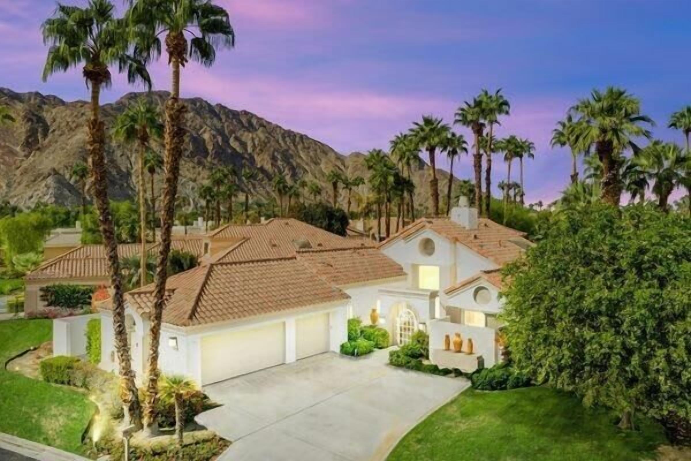 Desert Sanctuary 5 Star Pool Spa BBQ 3 BR