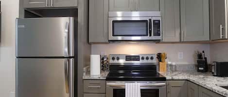Réfrigérateur, four à micro-ondes, un four, surface de cuisson