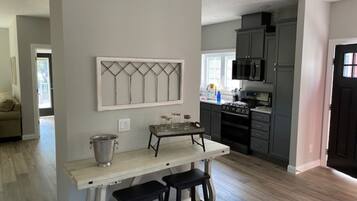 Jääkaappi, mikroaaltouuni, uuni, liesi