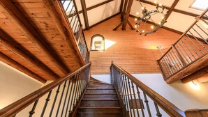 A wooden staircase with metal railings leading to a second-floor landing. - Le Moulin de Dingy - House with 6 bedrooms & swimmingpool 20 mn from Annecy (Dingy-Saint-Clair)