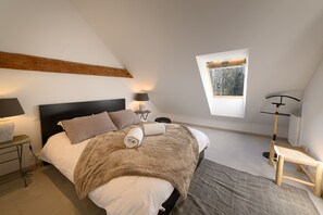 6 bedrooms, iron/ironing board, WiFi, bed sheets